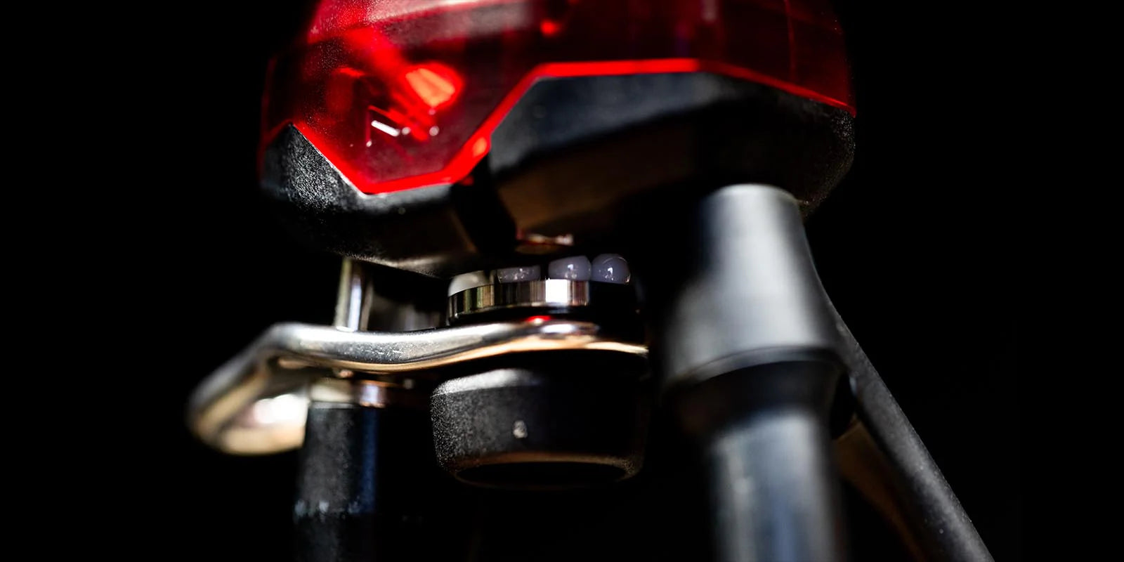 High Performance Ceramic Bearings
The Unify uses high-performance ceramic bearings designed specifically for the demands of kitesurfing. Each bearing delivers exceptional rotational efficiency, minimal friction, and superior resistance to corrosion, even under continuous saltwater exposure.